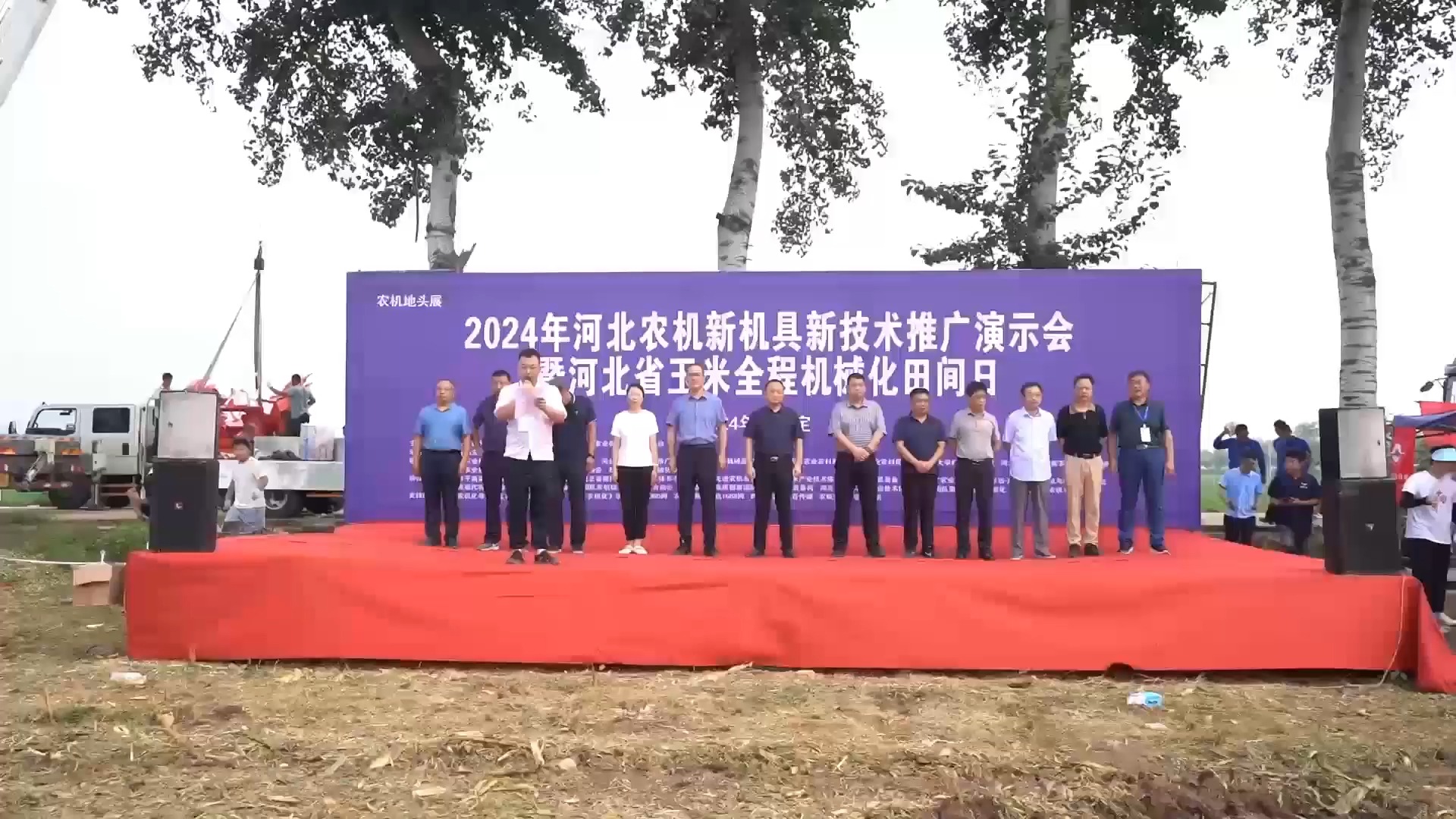 中联收获花生机河北地头展